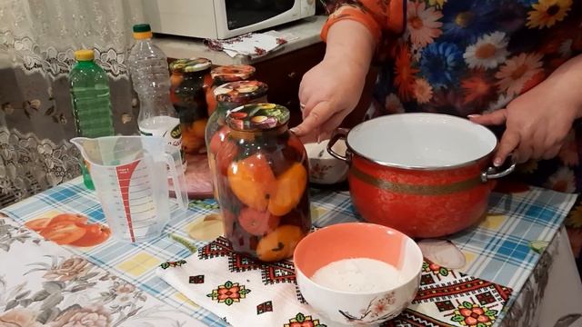 Помидоры со сливами маринованные на зиму.