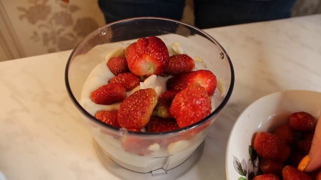 КЛУБНИЧНО - БАНАНОВЫЙ СМУЗИ | рецепт правильного питания | ПП РЕЦЕПТ смотреть онлайн