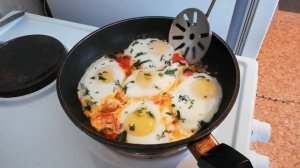 Вкусная глазунья с помидорами