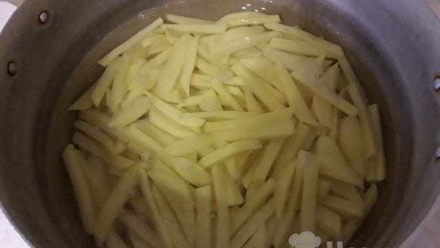 Картофель жареный соломкой в кастрюле по-домашнему