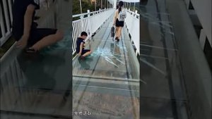 Эй парни! Осторожно идите, а то стеклянный пол может треснуть!
