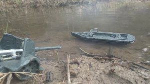 Стреляю по лодке из гаубицы - модели из пластилина.