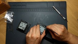 Прикольная розетка со стеклянной панелью.
