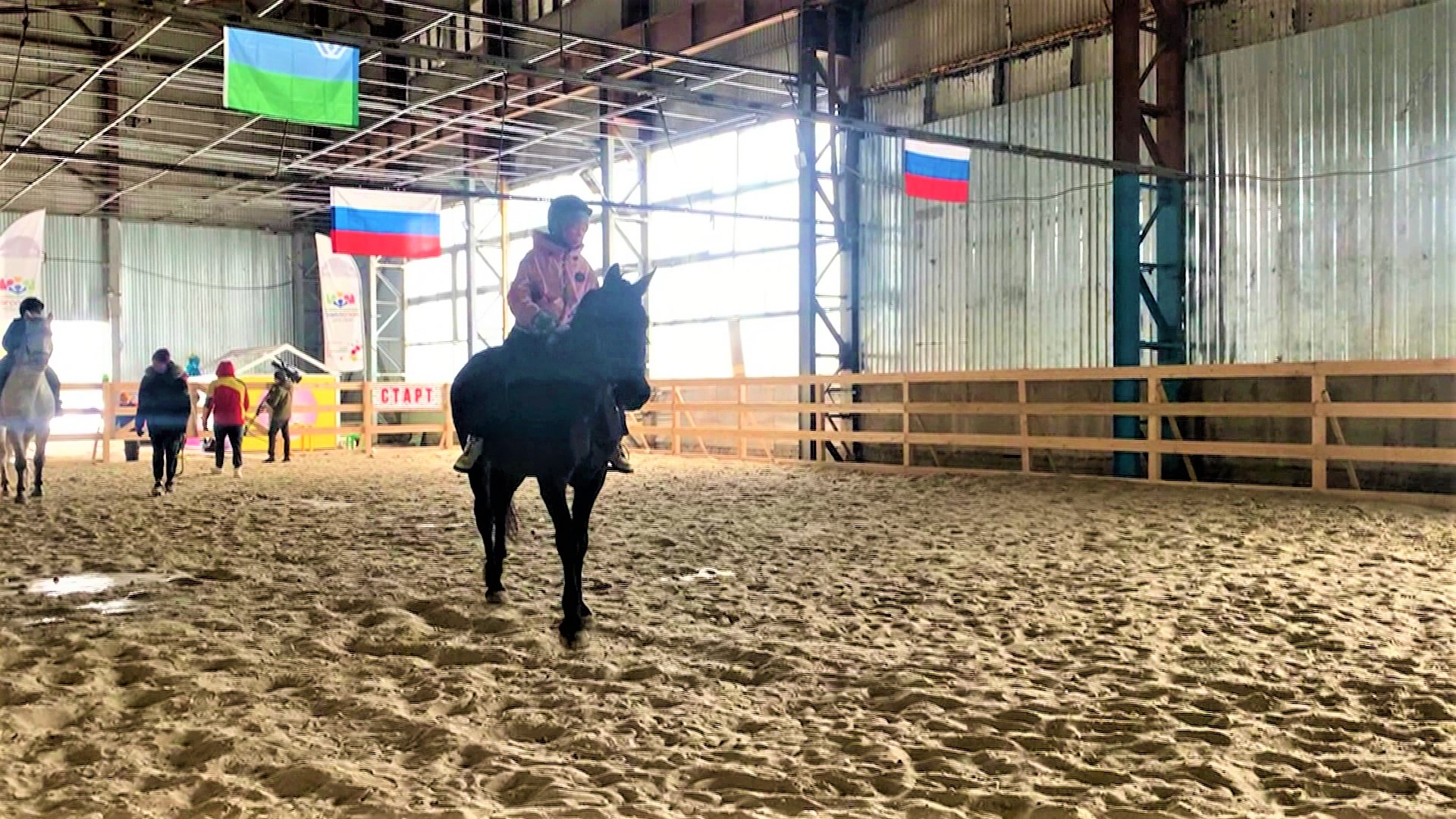 В Белоярском районе благодаря гранту губернатора в конном клубе появился крытый манеж