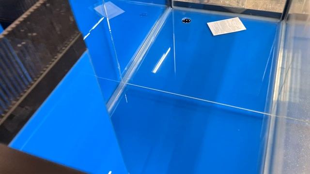 Аквариум для продажи живой рыбы в магазин с оборудованием