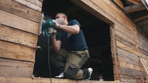 Монтаж окна в дом из бруса