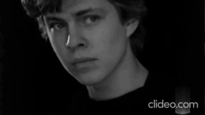 Виктор Попков (бас) поёт эстрадным голосом под гитару.Песня нашей юности «Я часто думал о тебе».