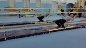 кувырок вперёд с упором на голову и руки. Сальто с упором на голову и руки!