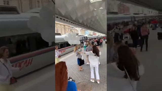 Оркестр устроил сюрприз на вокзале. Королева красоты смотреть онлайн