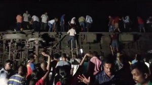 Пассажирский и грузовой поезд столкнулись в Индии, по последним данным, пострадали 179 человек, пере