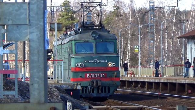 Электровоз ВЛ10У-114 на манёврах по станции Купавна и с приветливой бригадой:-) смотреть онлайн