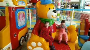 дети катаются на машинках в тц ашане