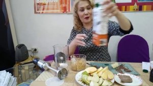 Блендер погружной в действии