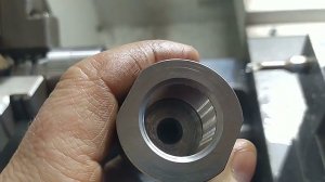 Малоразмерный расточной резец со сменными пластинками