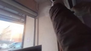 Если провисла алюминиевая дверь и задевает об пол и не закрывается доводчиком ее надо всего лишь...