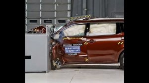 IIHS - 2015 Kia Sedona small overlap crash test / GOOD EVALUATION