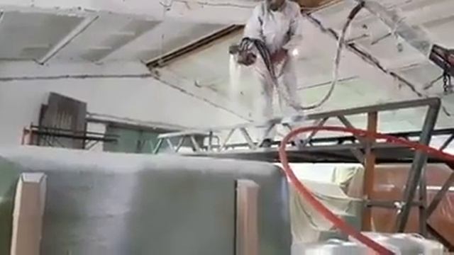 Напыление стеклопластика при производстве бассейнов OCEAN