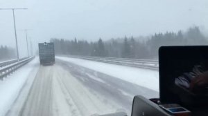 Ужасный гололёд на М-11, Питер - Москва , Размолотилось четыре фуры (