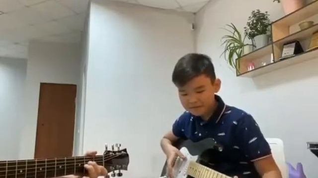 Я играю на электрической гитаре. I Am Playing On The Electric Guitar.