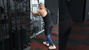 Необычное упражнение на бицепс бедра. Сгибания ног в кросовере стоя.