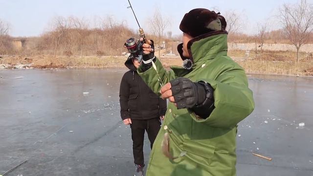 冰钓的魅力无法阻挡，浮漂轻轻一动就中鱼，这回真是捅到鱼窝了！