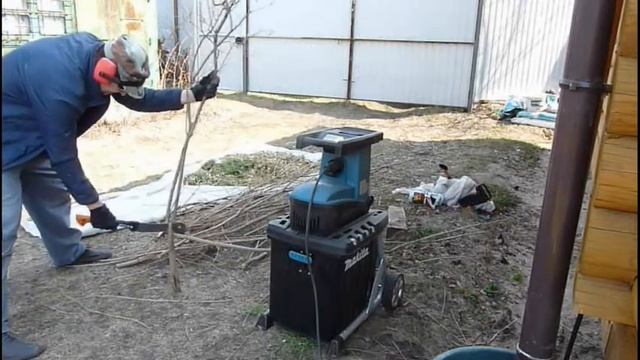 Makita UD 2500 измельчитель веток. смотреть онлайн