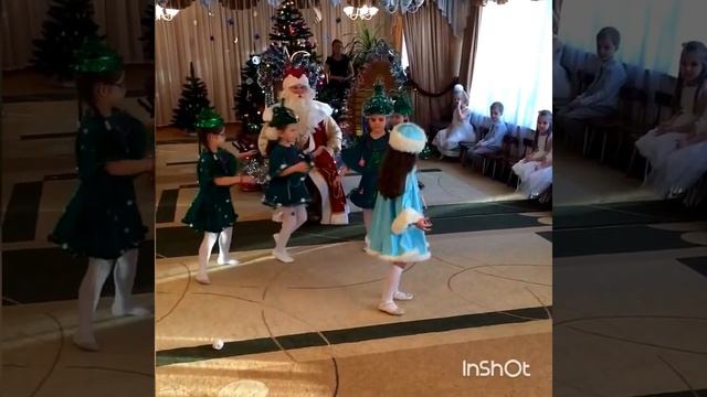 Саберова Нелли. Песня про елочку. Девочка поет. Утренник в детском саду. смотреть онлайн