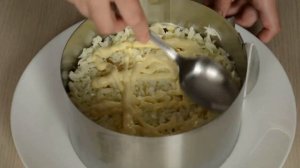 Слоеный салат из горбуши с морковью и грибами