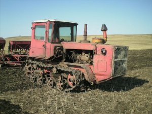Tractor DT-175S with drills SZS-2.1, sowing /// Трактор ДТ-175С Волгарь с сеялками СЗС-2,1, посев