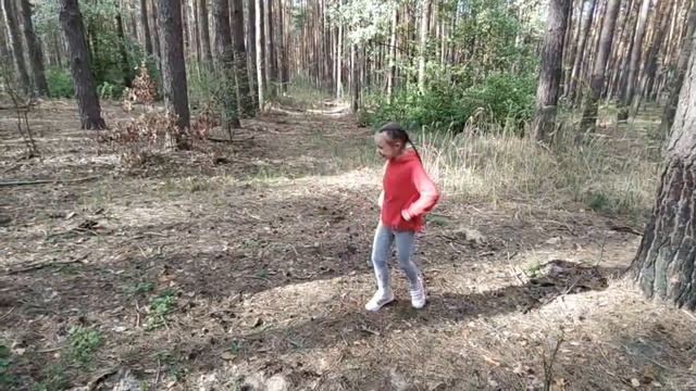 Игра в резиночку в лесу.
