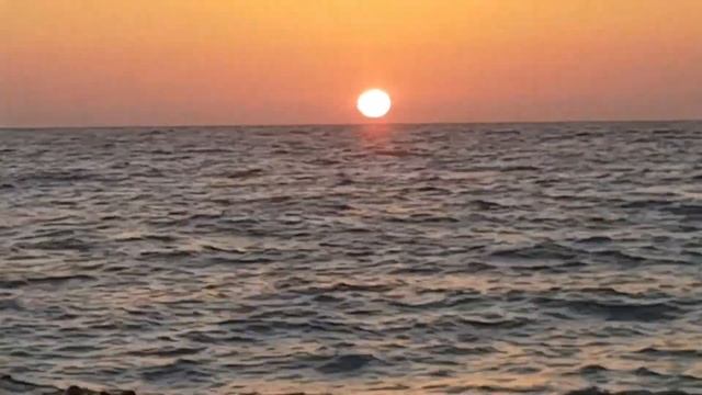 Лоо, Большой Сочи. Закат, солнце садится в море. 30 августа 2022, 19.00 смотреть онлайн