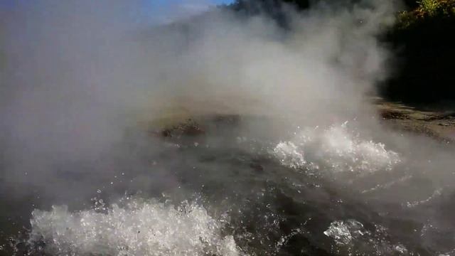 Малая долина гейзеров, Дачные термальные источники и водопад у подножия вулкана Мутновский. Камчатк смотреть онлайн