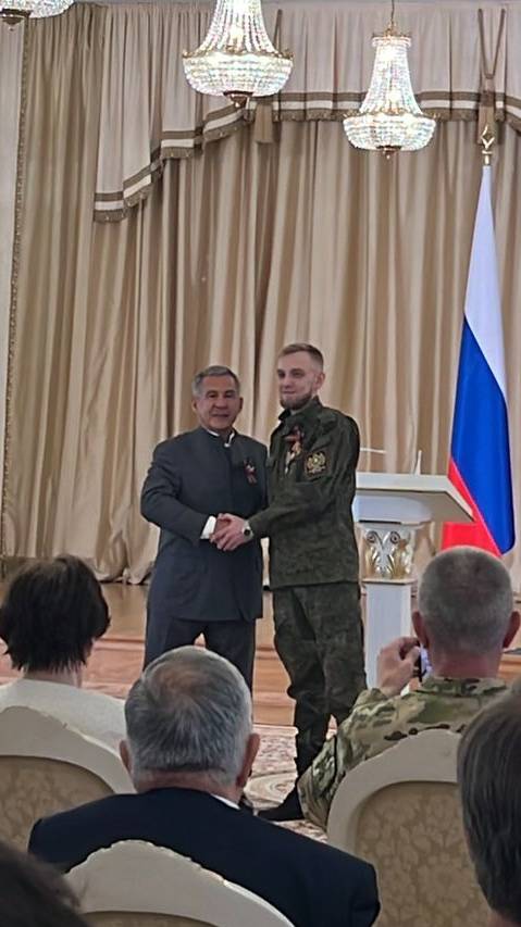 Бойцу СВО Павлову Кириллу вручает госнаграду Раис Татарстана Рустам Минниханов