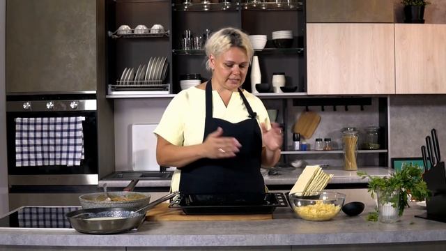 Классическая ЛАЗАНЬЯ с фаршем, соусом бешамель и сыром пармезан
