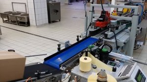 Печать и наклейка этикетки на угол коробки