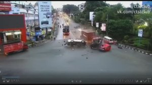 Большая подборка аварий с грузовиками и автобусами, попавших на видео в 2021-2022г.