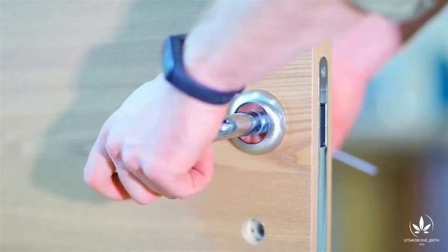 Навеска дверей в блок на фабрике Штыковские двери