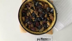 Песочный пирог со сливами и меренгой в духовке
