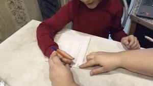 Аутизм. Тяжелая стеень умственной отсталости. Учимся решать примеры.