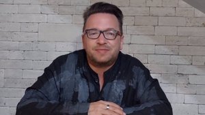 На лицах отражаются все радости и беды... Стихи Александра Зицера читает Владимир Глазунов.