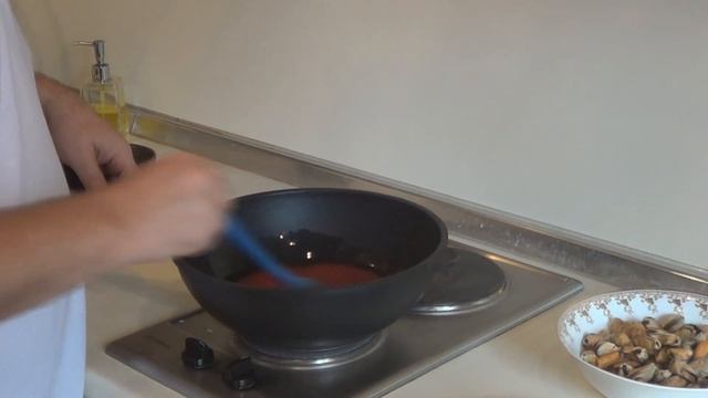 Мидии саганаки (греческая кухня).