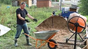 Стройка дома Дениса продолжается. Залили вдвоём за день бетонный фундамент дома 6 на 10 метров!