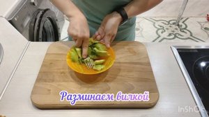 Бутерброд с авокадо, красной рыбой и яйцом пашот