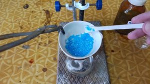 Обезвоживание (прокаливание) медного купороса (dehydration of copper sulfate pentahydrate)
