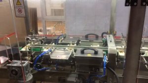 Упаковочный автомат для упаковки в картонную коробку.
