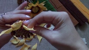 Подсолнухи с конфетой из гофрированной бумаги