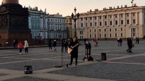 Танцы Минус – "Половинка", на Дворцовой площади выступает уличный музыкант Евгений Морган...