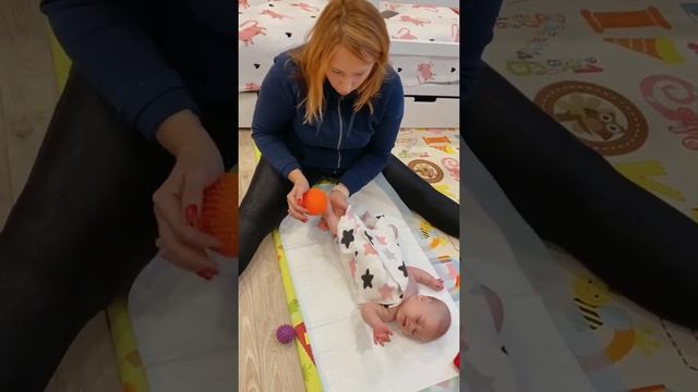Грудничковый массаж стоп массажным мячиком