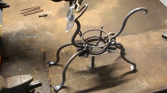 КАК СДЕЛАТЬ ПОДСТАВКУ ПОД ЦВЕТЫ СВОИМИ РУКАМИ ? КОВАНЫЙ КОТ!!!如何使一个立场用自己的双手鲜花？ 熟铁猫 смотреть онлайн