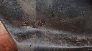 Бортировка колеса от комбайна с помощью 2-х ломов и кувалды